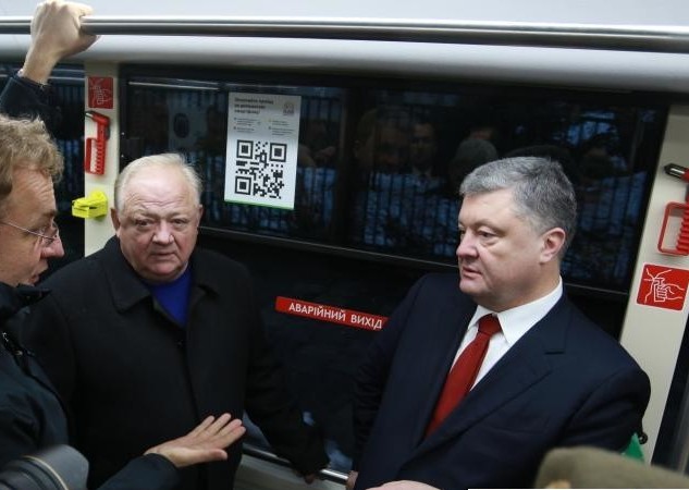 Новина - Події - Відеофакт: Порошенко покатався на львівському електробусі