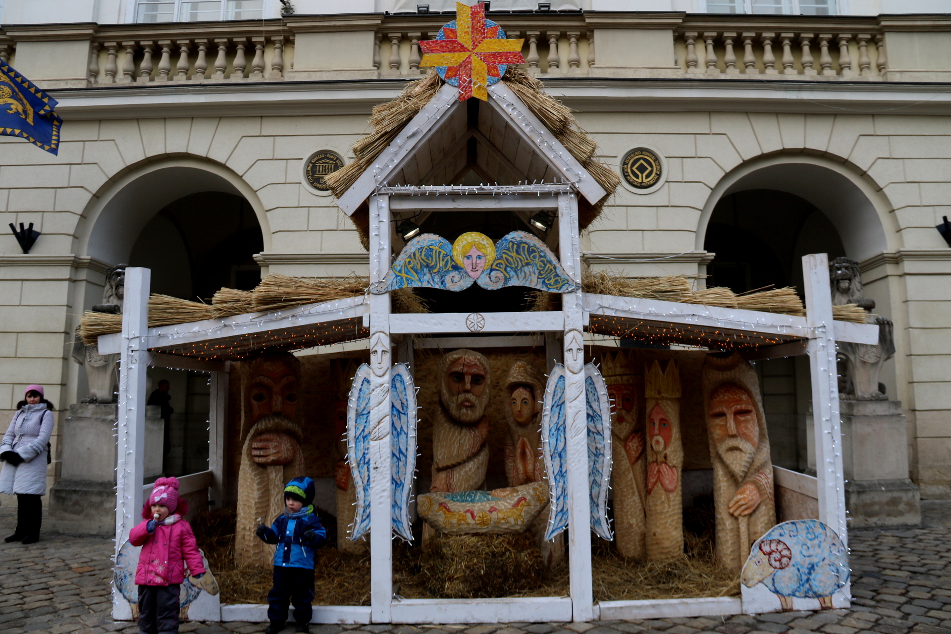 Новина - Події - Свято в хату: у Львові монтують головну різдвяну шопку