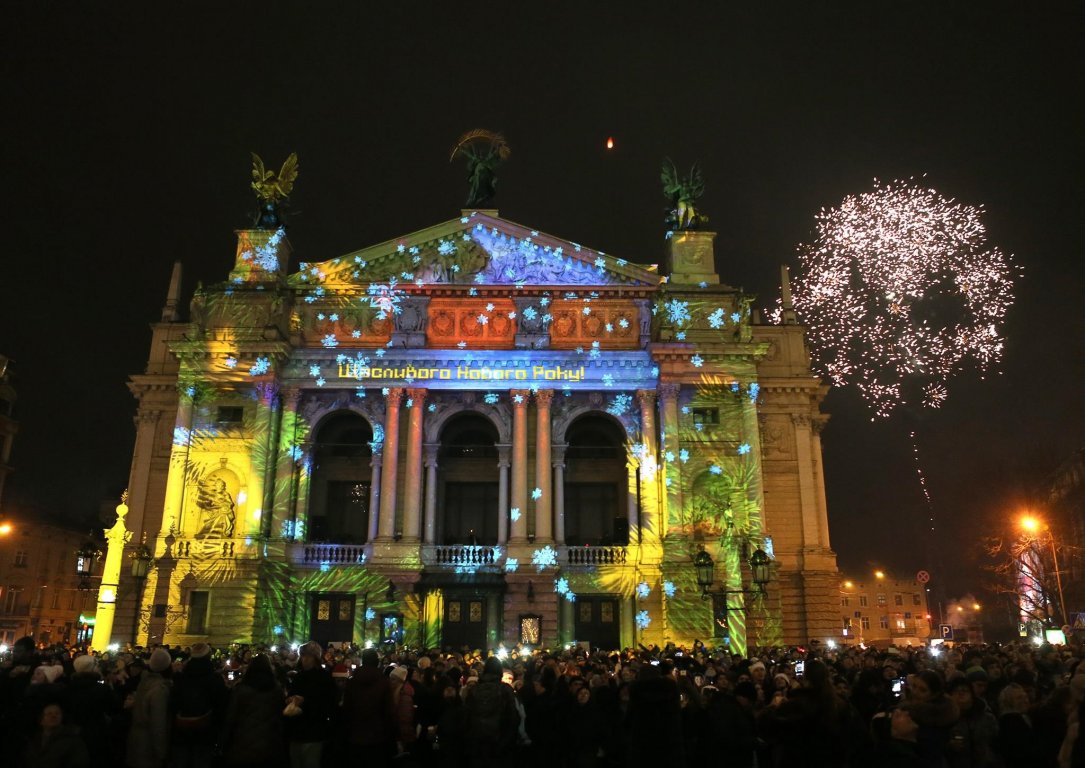 Новина - Дозвілля та їжа - Всіма кольорами веселки: яким було 3D мапінг-шоу на фасаді львівської Опери
