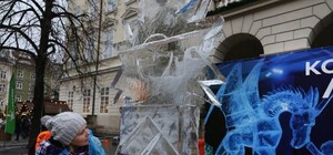 Тане лід: майстри творять шедеври з криги у центрі Львова