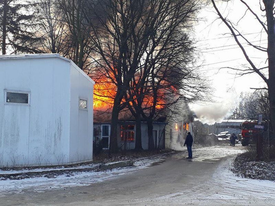 Новина - Події - Фотофакт: пожежники гасять склади у Львові