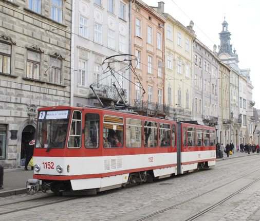 Новина - Транспорт та інфраструктура - Відрізняються ногами: львівські трамваї обклеїли підробленими QR-кодами
