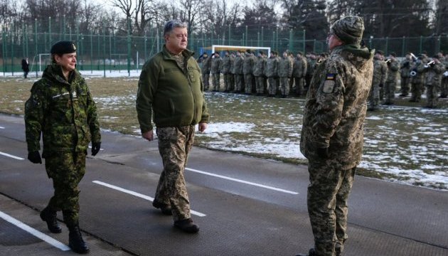 Новина - Події - У новому мікрорайоні: сім’ї військових отримали від Порошенка ордери на квартири у Львові