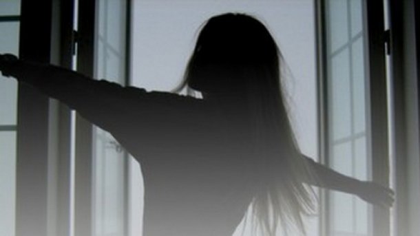 Новина - Події - В халаті і капцях: львівські патрульні врятували молоду жінку від самогубства