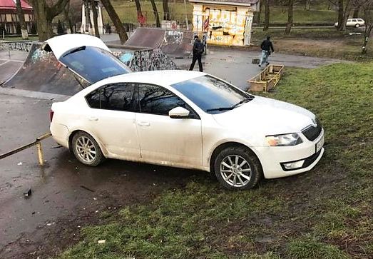 Новина - Події - На чужому автомобілі: головний лікар львівської поліклініки потрапив у ДТП