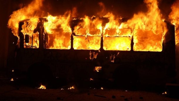 Новина - Події - Відеофакт: пожежники гасять автобус у Львові