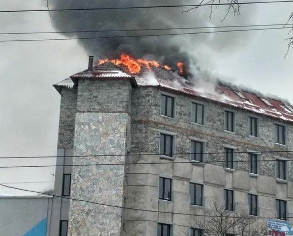 Новина - Події - Дороги перекриті: пожежники гасять офісний центр у Львові