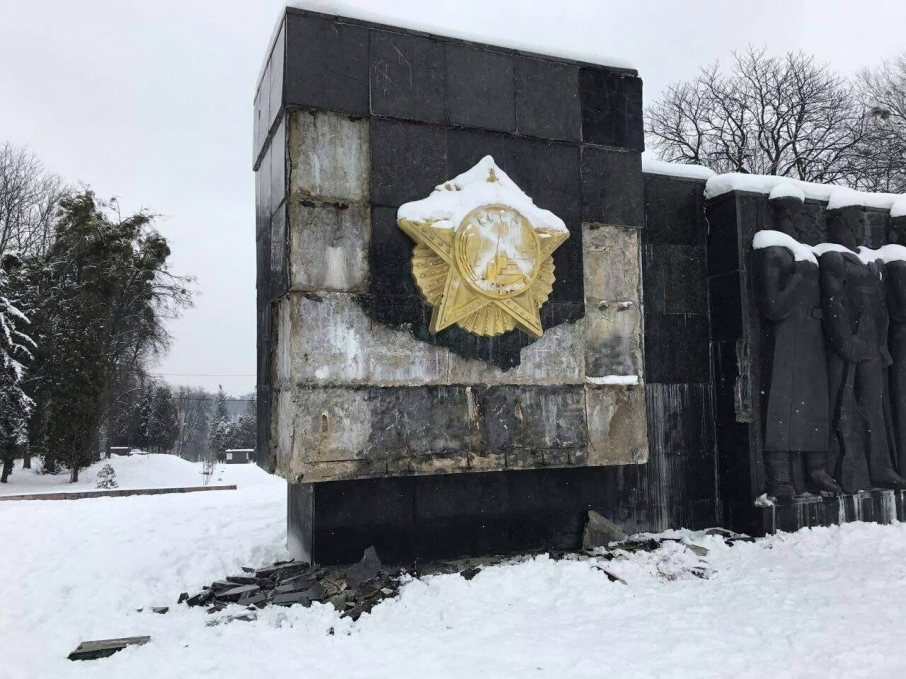 Новина - Події - Трощили молотками: у Львові невідомі пошкодили Монумент Слави