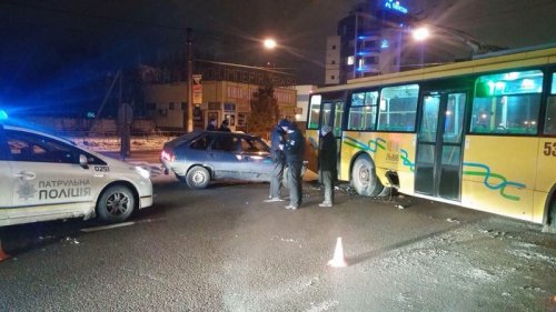 Новина - Події - Фотофакт: у Львові п’яний водій пробив дірку у тролейбусі