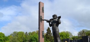 Дізнайся яку: у Львові демонтують частину Монумента Слави