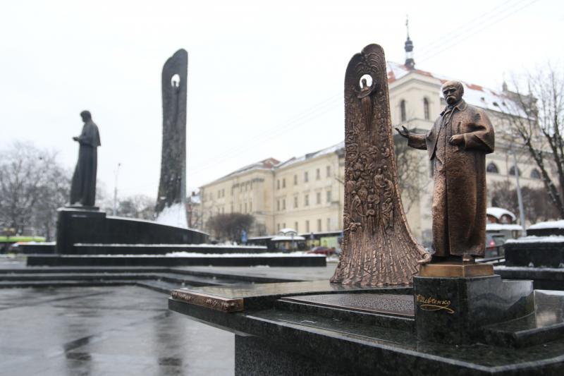Новина - Події - Розхитали, але не забрали: у Львові намагалися викрасти пам’ятник Шевченку