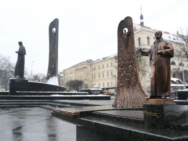 Новина - Події - Простояв недовго: у Львові демонтували пам'ятник Шевченку