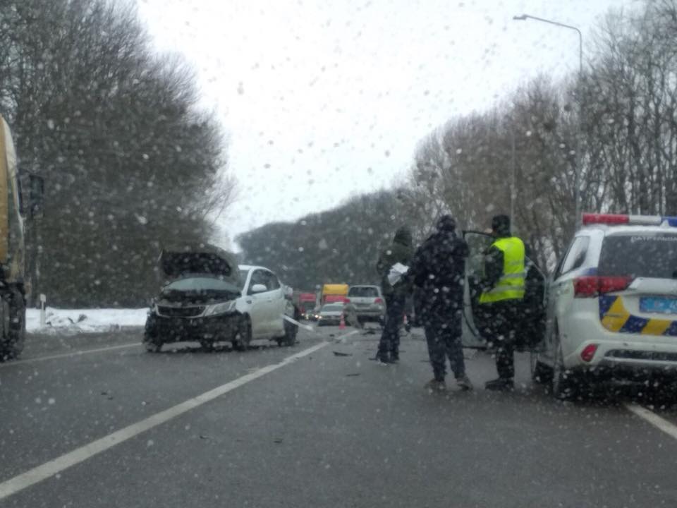 Новина - Події - Не розминулись: на Львівщині зіткнулися чотири автомобілі