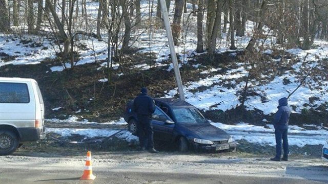 Новина - Події - Фотофакт: у Львові на автомобіль впала електроопора