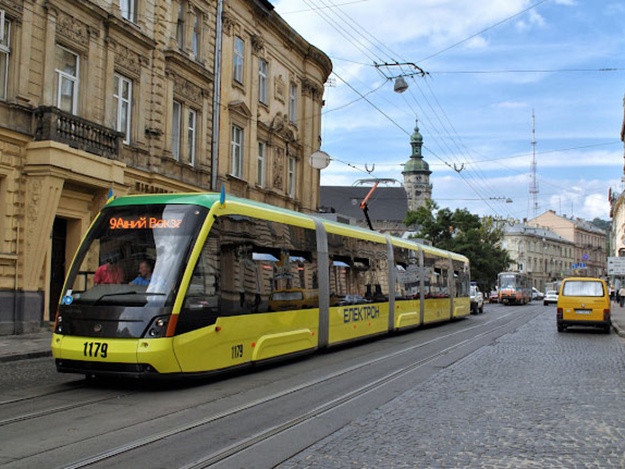 Новина - Транспорт та інфраструктура - Ходи пішки: у місті тимчасово обмежать рух трамваїв на кількох маршрутах