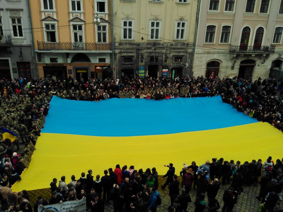 Новина - Події - Дивись, як це було: кількатисячний натовп львів’ян виконав гімн Украни