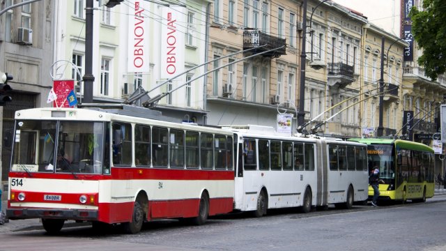 Новина - Транспорт та інфраструктура - Прорвало воду: у Львові перекрили вулицю і змінили рух одного з тролейбусів