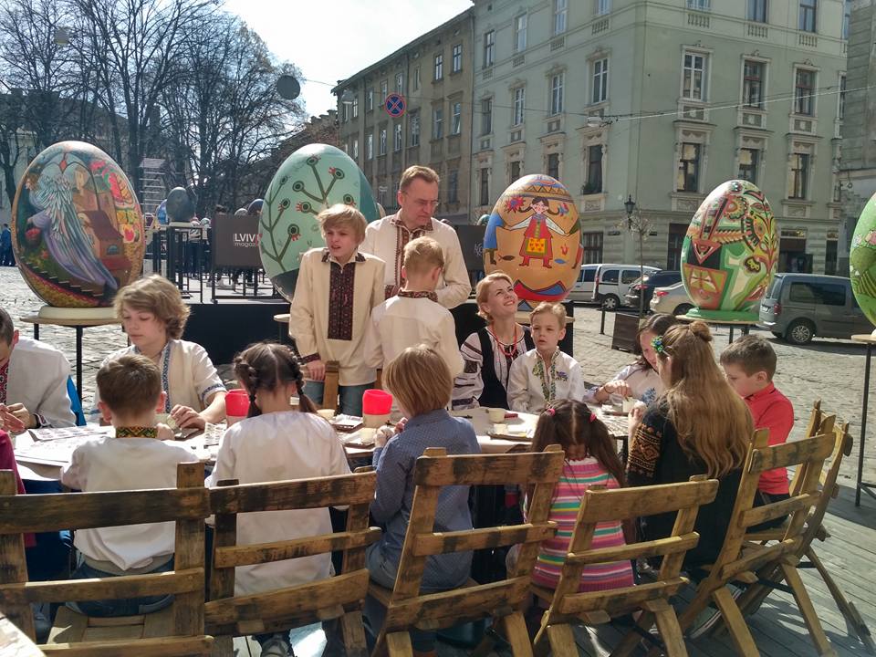 Новина - Події - Фотофакт: як мер Львова з сім'єю розписували яйця