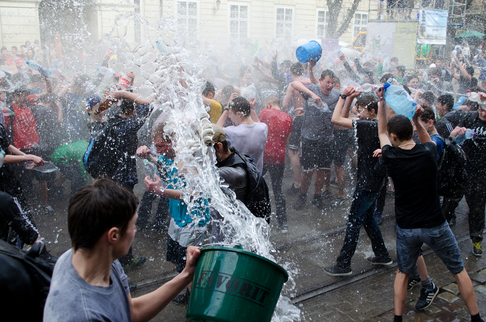 Новина - Події - Поливаний понеділок: як мокрі львів’яни веселилися на площі Ринок