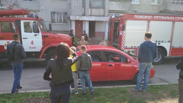 Новина - Події - Пожежа у п’ятиповерхівці: рятувальники евакуювали 13 львів'ян