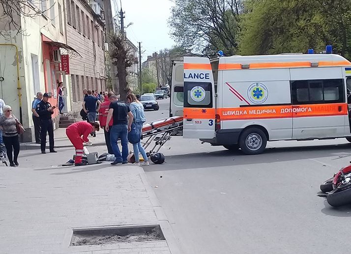 Новина - Події - Не впорався з керуванням: на Львівщині мотоцикліст в’їхав у натовп