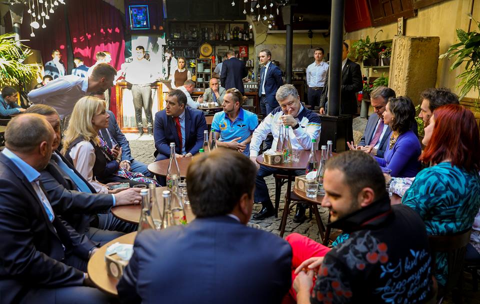 Закінчення робочої поїздки до Львова Порошенко відзначив кавою