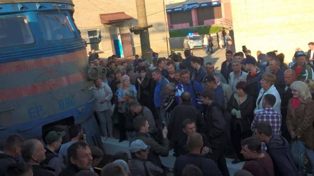 Новина - Події - Не поїде ніхто: у Львові через нестачу місця розлючені пасажири перекрили залізницю