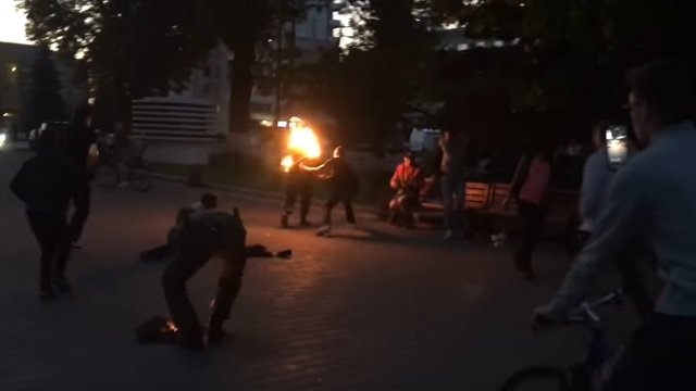 Новина - Події - Святкував День матері: у центрі Луцька чоловік облив себе бензином і підпалив