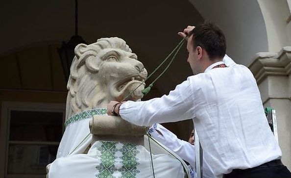 Новина - Події - Леви у вишиванках: як одягнули скульптури на площі Ринок у Львові