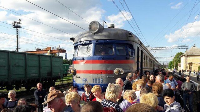 Новина - Події - Не поїде ніхто: розлючені пасажири знову заблокували рух потягів під Львом