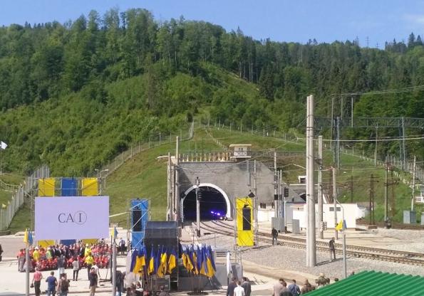 Новина - Події - Що це дає українцям: Порошенко відкрив Бескидський тунель на Львівщині