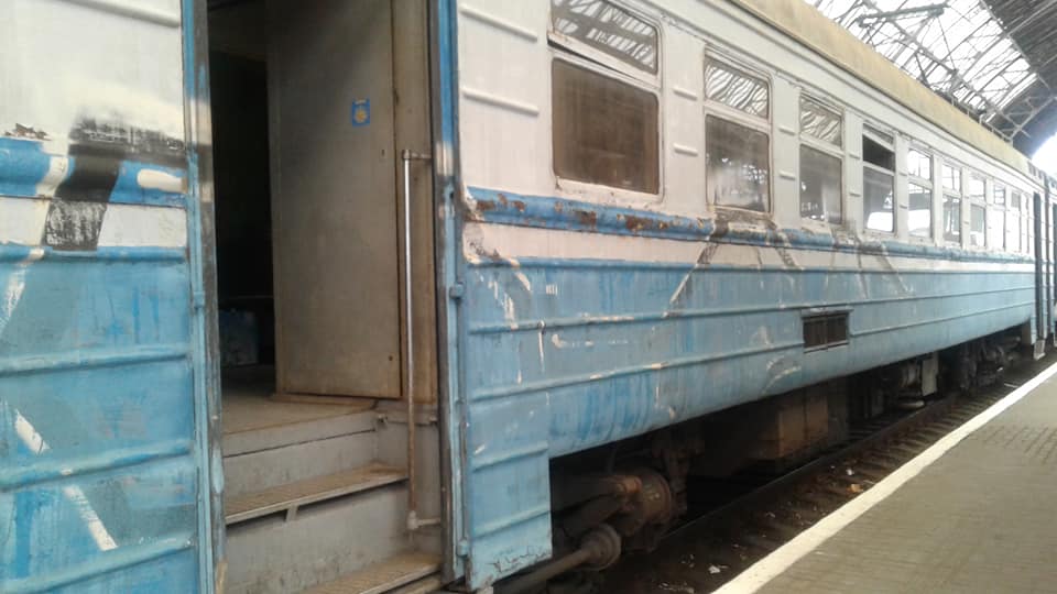 Новина - Транспорт та інфраструктура - "Залізниця рулить": пасажири обурені станом львівської електрички