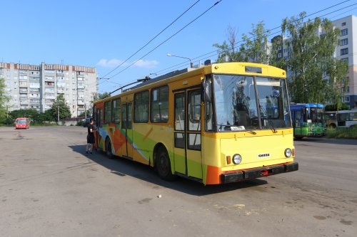 Новина - Транспорт та інфраструктура - Фотофакт: у Львові розмалювали тролейбус