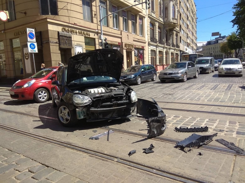 У центрі Львова зіткнулися два авто.
