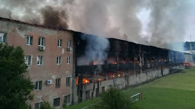 Новина - Події - Відеофакт: львівські пожежники гасять склад зброї