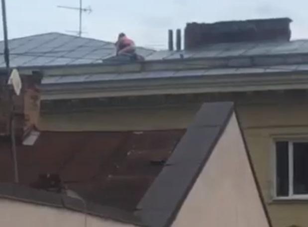 Новина - Події - Відео 18+:  у центрі Львова зняли парочку, яка займалася коханням на даху