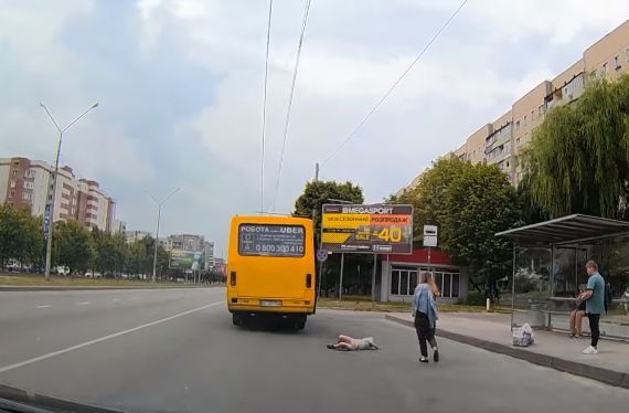 Новина - Події - Відеофакт: з львівської маршрутки на ходу випала дитина