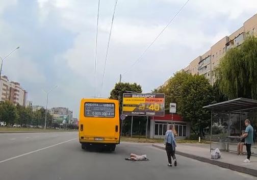 Новина - Події - Відеофакт: львівська маршрутка, з якої випала дитина, знову їздить з відчиненими дверима