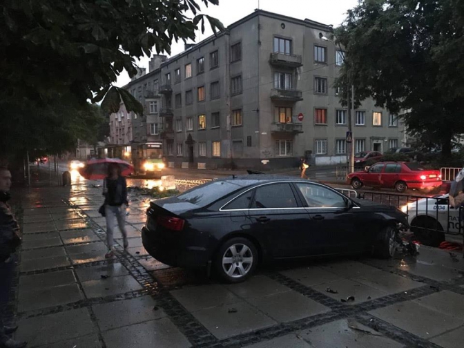 Новина - Події - Затримали очевидці: у Львові п’яний водій розтрощив зупинку