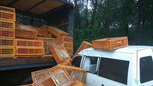 Новина - Події - Завалило ящиками: під Львовом сталася ДТП за участі легковика і вантажівки