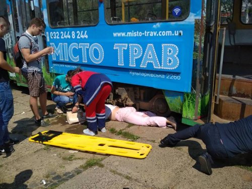 Новина - Події - Діставали рятувальники: у Львові трамвай важко травмував жінку