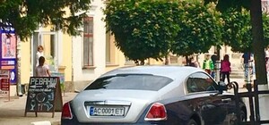 За 9 мільйонів: 74-річна свекруха працівниці Львівської митниці стала власницею Rolls-Royce