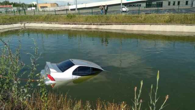 Новина - Події - Фотофакт: львів’янин втопив свій автомобіль