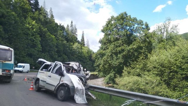 Новина - Події - Є жертви: на Львівщині мікроавтобус врізався в автопоїзд