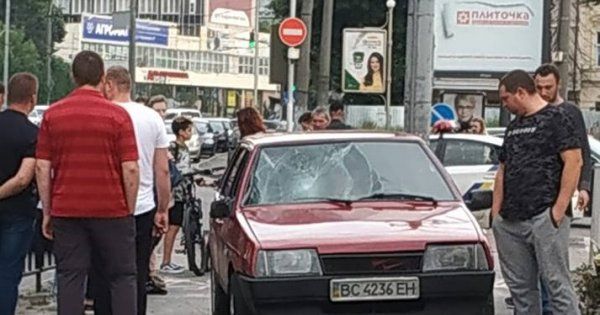 На Чорновола у Львові автомобіль збив пішохідку і "вилетів" на велодоріжку