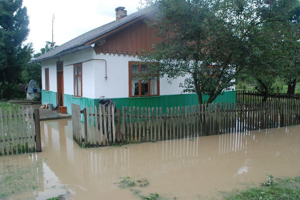 Новина - Події - Велика вода: на Львівщині затопило дороги, будинки і автомобілі