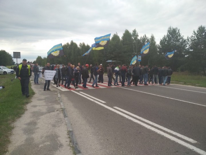 На Львівщині біля села Воля-Висоцька шахтарі перекрили рух транспорту на автодорозі М-09