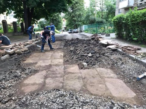 Єврейські мацеви, закатані асфальтом, випадково виявили комунальники під час ремонту однієї з львівських вулиць