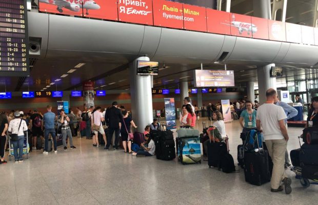 Аеропорт «Львів» призупиняє надання послуг авіакомпанії «ЯнЕйр»