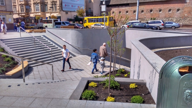 У львівських переходах будуть поручні на сходах. Фото:lviv.web2ua.com